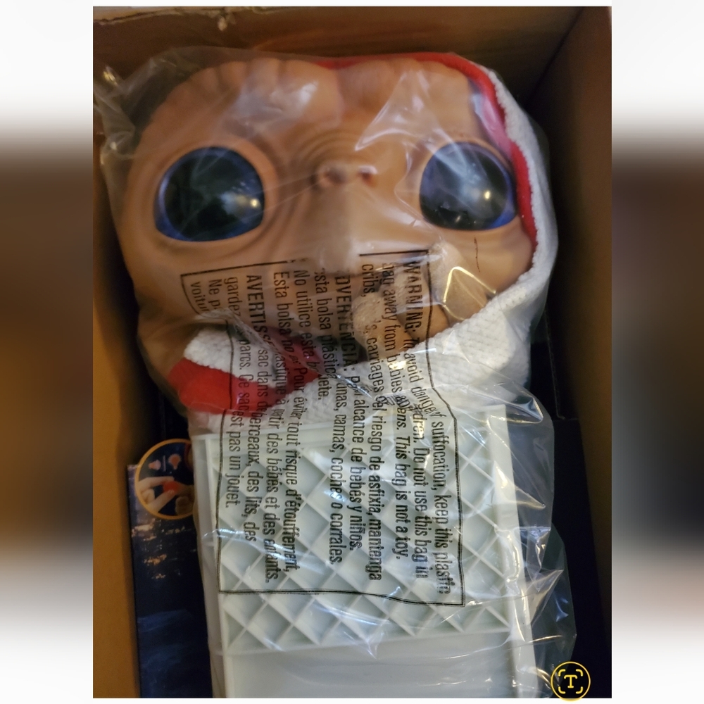 Mattel E.T. The Extra-Terrestrial 40th Anniversary w/ Lights basket and blanket